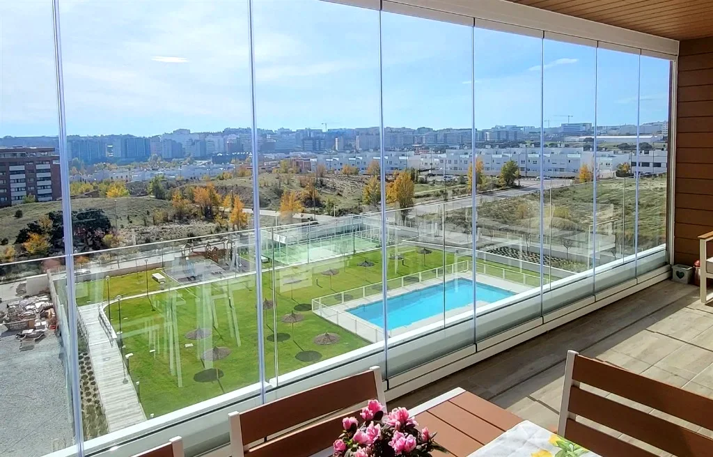 Terraza con cortinas de cristal a medida en Madrid